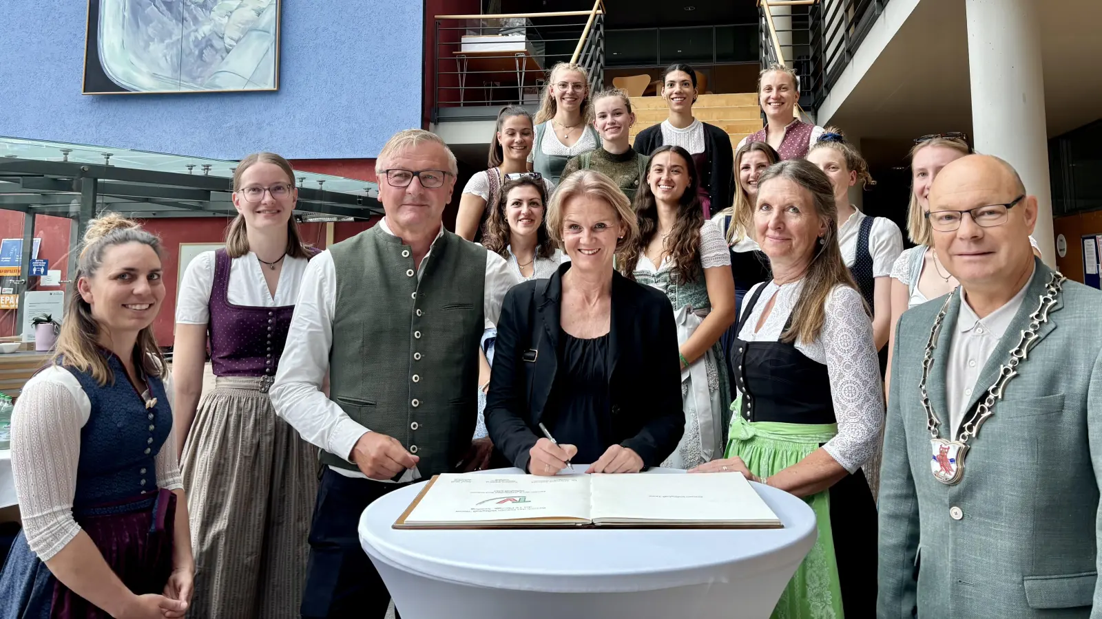 Trainer Josef Wolf, Präsidentin Stephanie Mehnert, Abteilungsleiterin Corinna Kötting und Bürgermeister Hermann Nafziger (v.l.) mit der erfolgreichen Mannschaft im Rathaus Planegg. (Foto: Ulrike Seiffert)