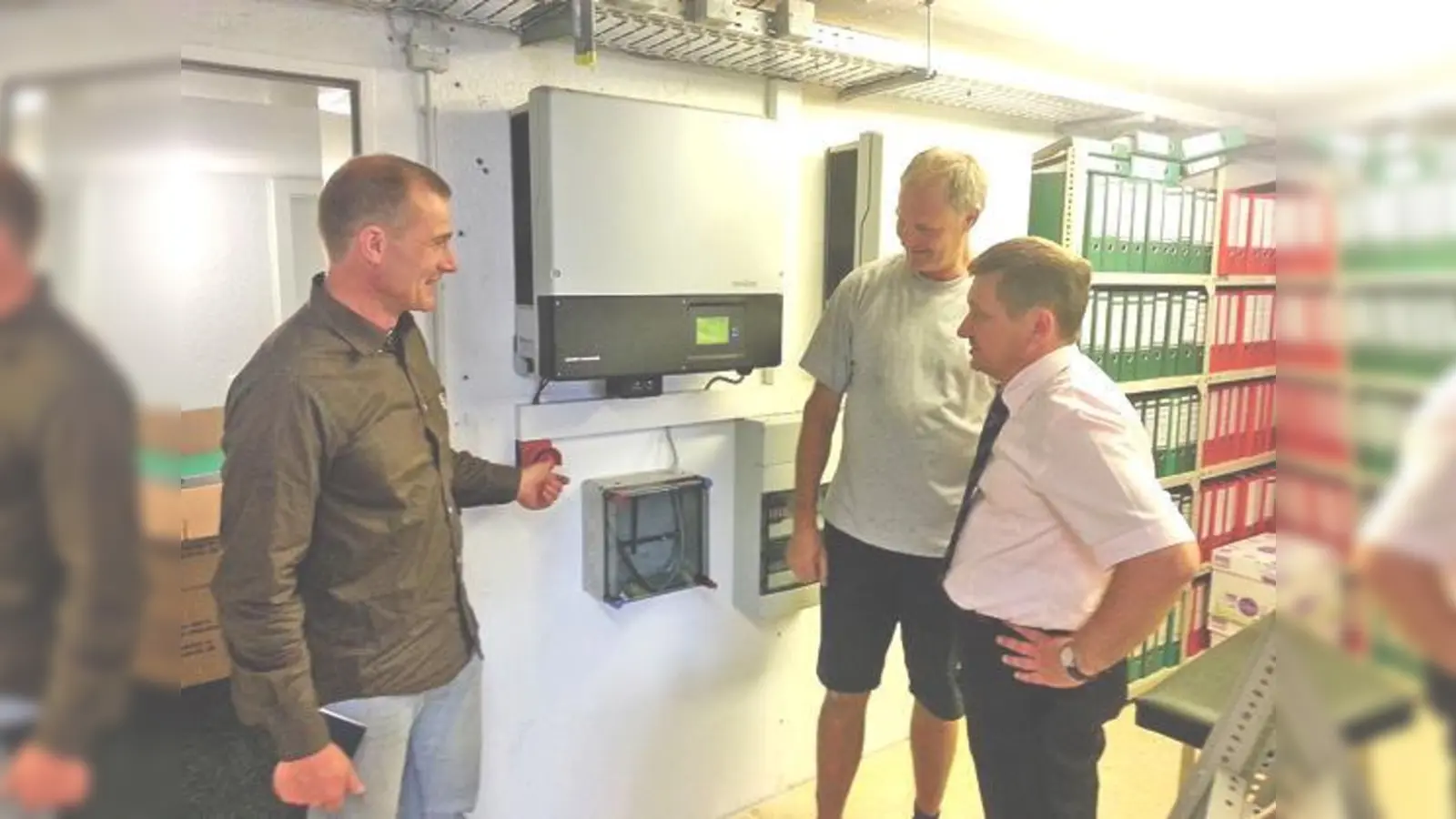 Dipl.-Ing. Rainer v. Kutzschenbach, Bürgermeister Klaus Korneder, Solarbauer Jürgen Grässl bei der Inbetriebnahme der Photovoltaikanlage (v.l.).	 (Foto: privat)