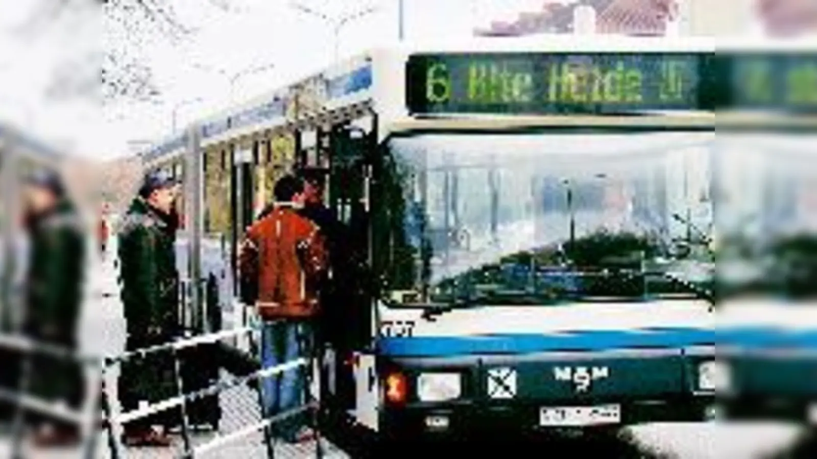 Mit Ersatzbussen bewältigt die MVG zurzeit den U-Bahnverkehr zwischen Alte Heide und Hochbrück. Wer sich gar nicht mehr auskennt, kann sich an Kundenbetreuer wie Dieter Heinen wenden.	 (Fotos: cr)
