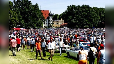 20 000 Oldtimer-Fans auf der Wiese vor Schloss Maxlrain bei Bad Aibling. 	 (Foto: ADAC/Gerleigner)
