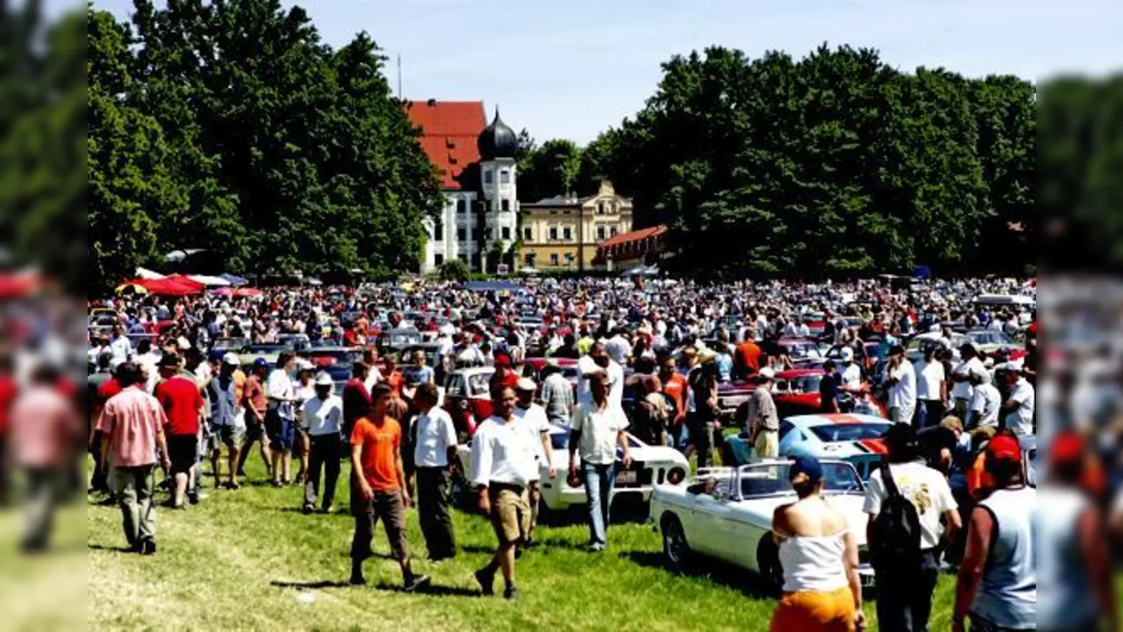 20 000 Oldtimer-Fans auf der Wiese vor Schloss Maxlrain bei Bad Aibling. 	 (Foto: ADAC/Gerleigner)