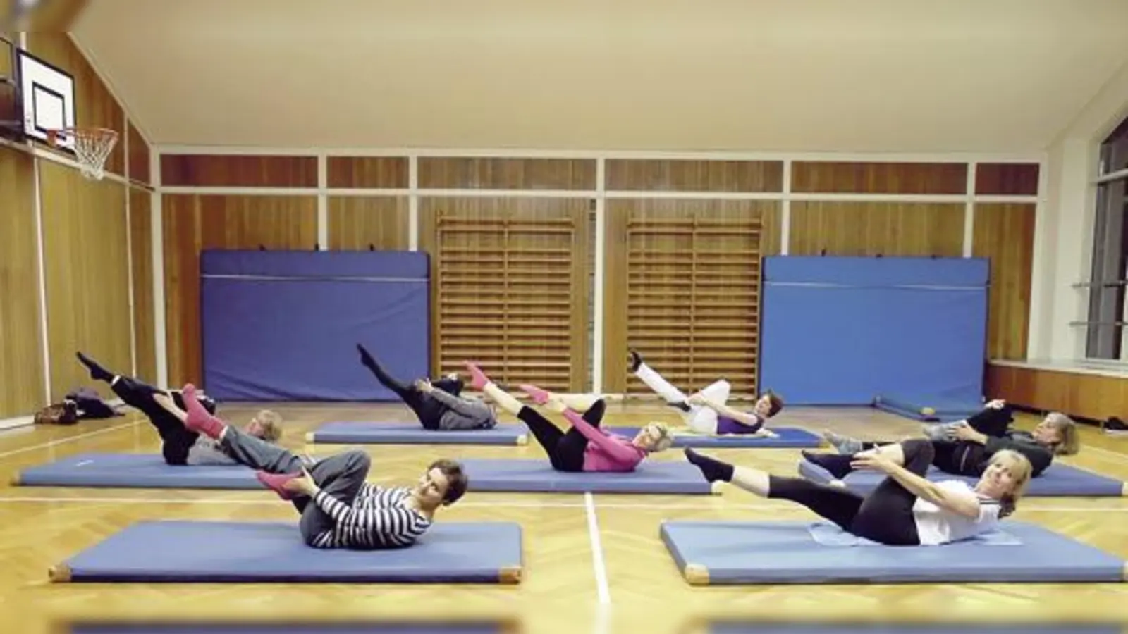 Pilates umfasst Übungen auf einer Matte und an Geräten und sorgt so für straffe Haut.	 (Foto: TSV)