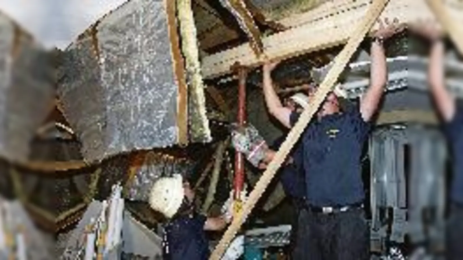 Das war  (Foto: Die Feuerwehr Milbertshofen stützt das marode Dach der Druckerei behelfsmäßig ab.)