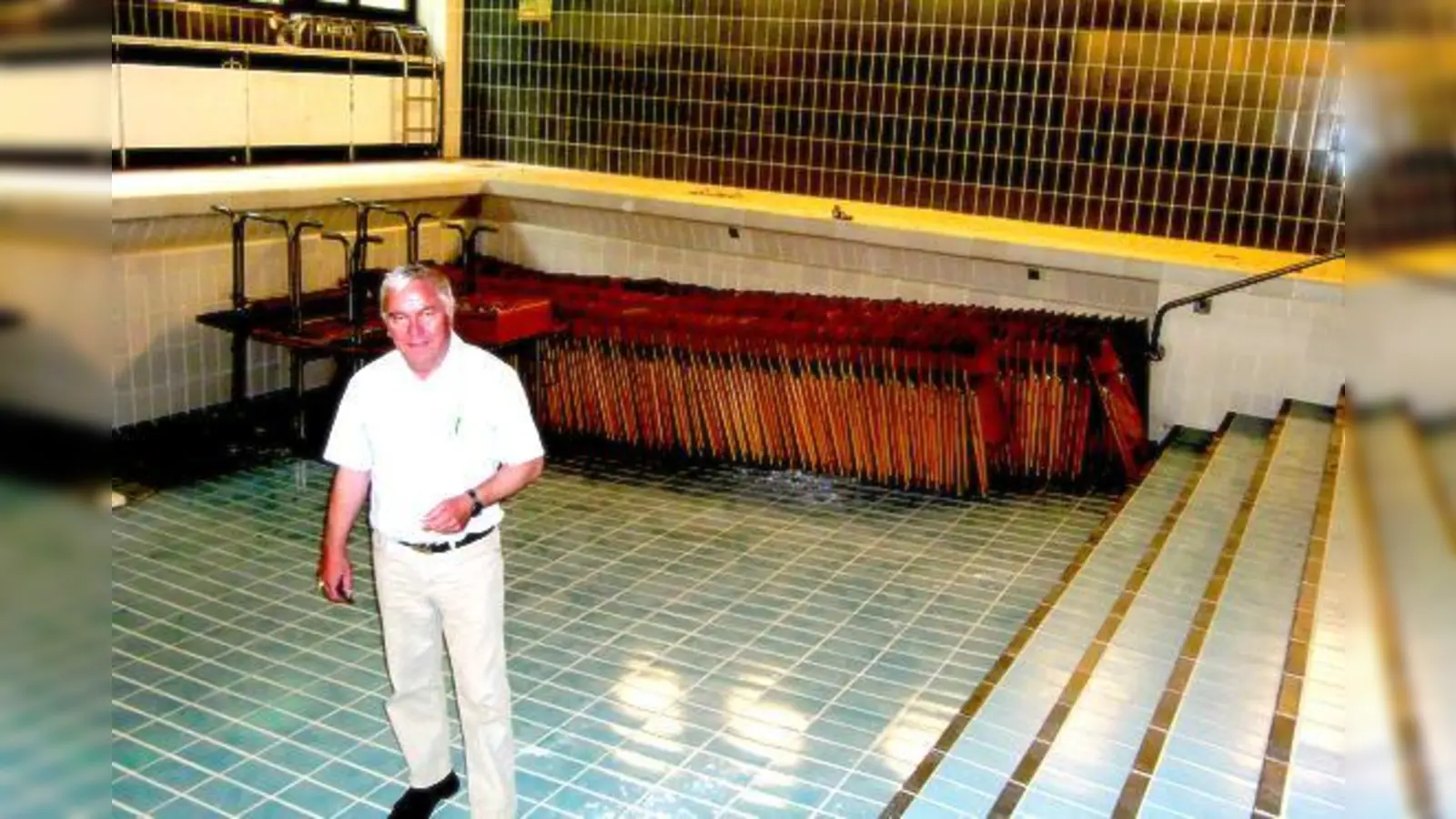 Stuntzschule-Rektor Hans Tschense im seit Jahren stillgelegten Schwimmbad, das jetzt zu einem Werk- mit Maschinenraum umgebaut werden soll.	 (Foto: ikb)