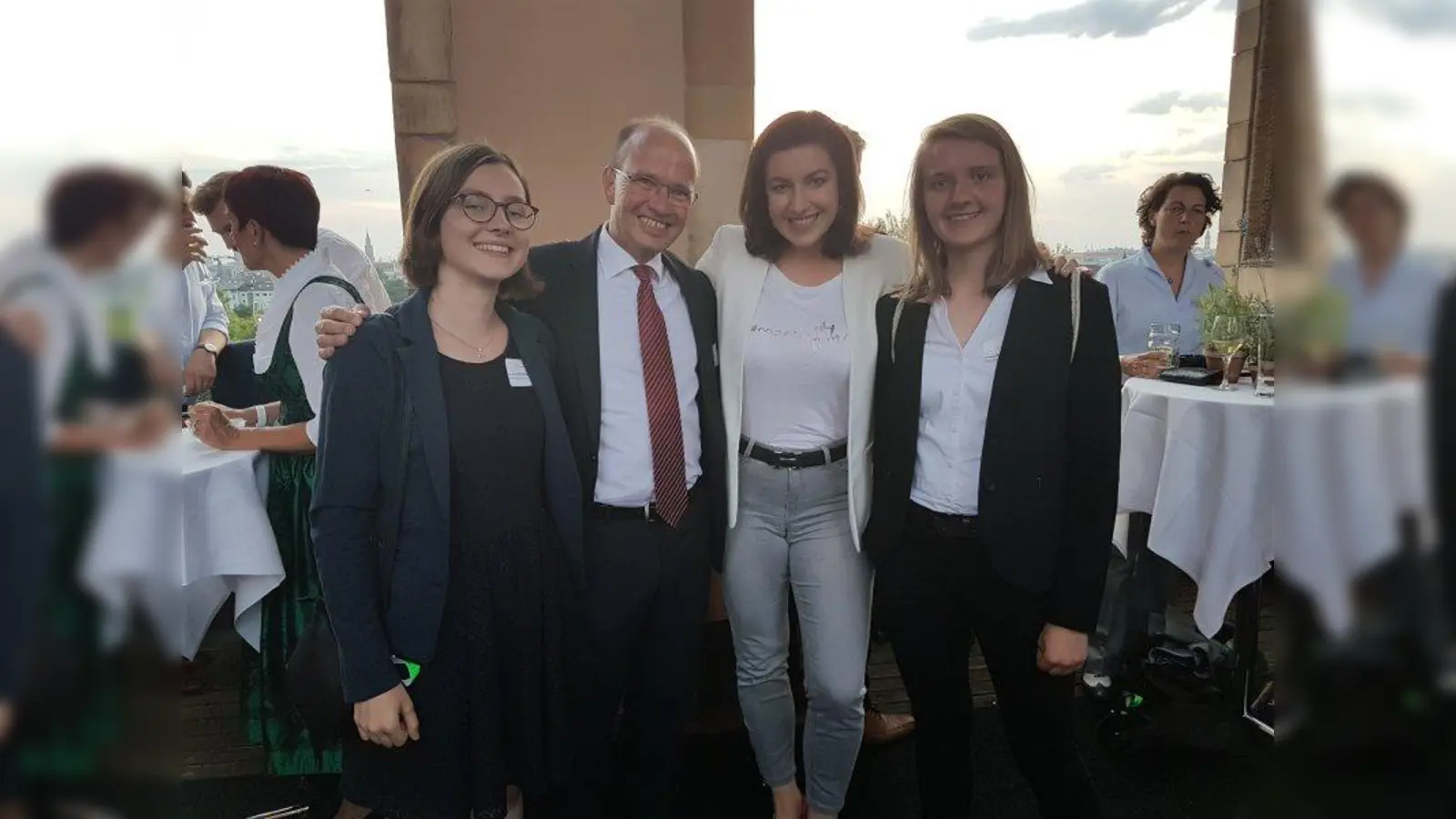 DigiClub-Vorstände Susanne Freiwald und Jürgen Biffar (von links) mit Ministerin Dorothee Bär und Digi-Club-Teamleiterin Tamina Wienke beim Treffen im Maximilianeum. (Foto: DigiClub e.V.)