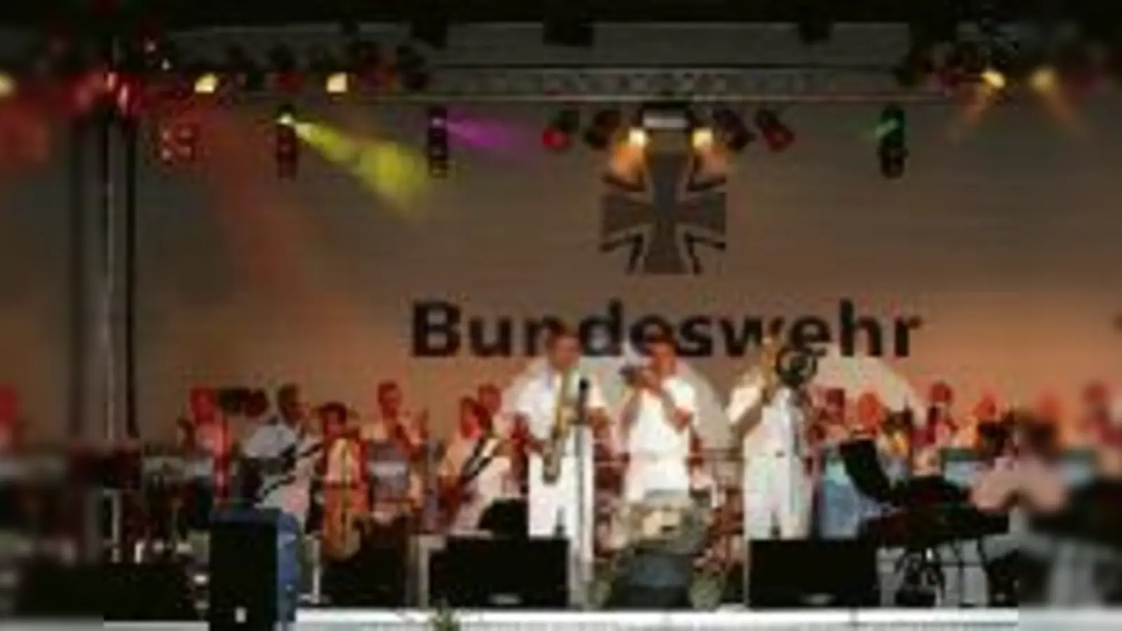 Die Bundeswehr Big Band sorgt für Stimmung.	 (F.: VA)