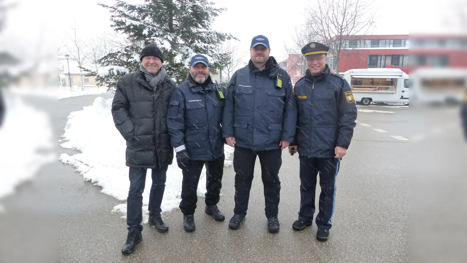 Von links: Bürgermeister Albert Hingerl, die Sicherheitswachtmitglieder Fierro und von Schwarzer sowie der Leiter der Polizeiinspektion Poing, Polizeirat Helmut Hintereder. (Foto: PI Poing)