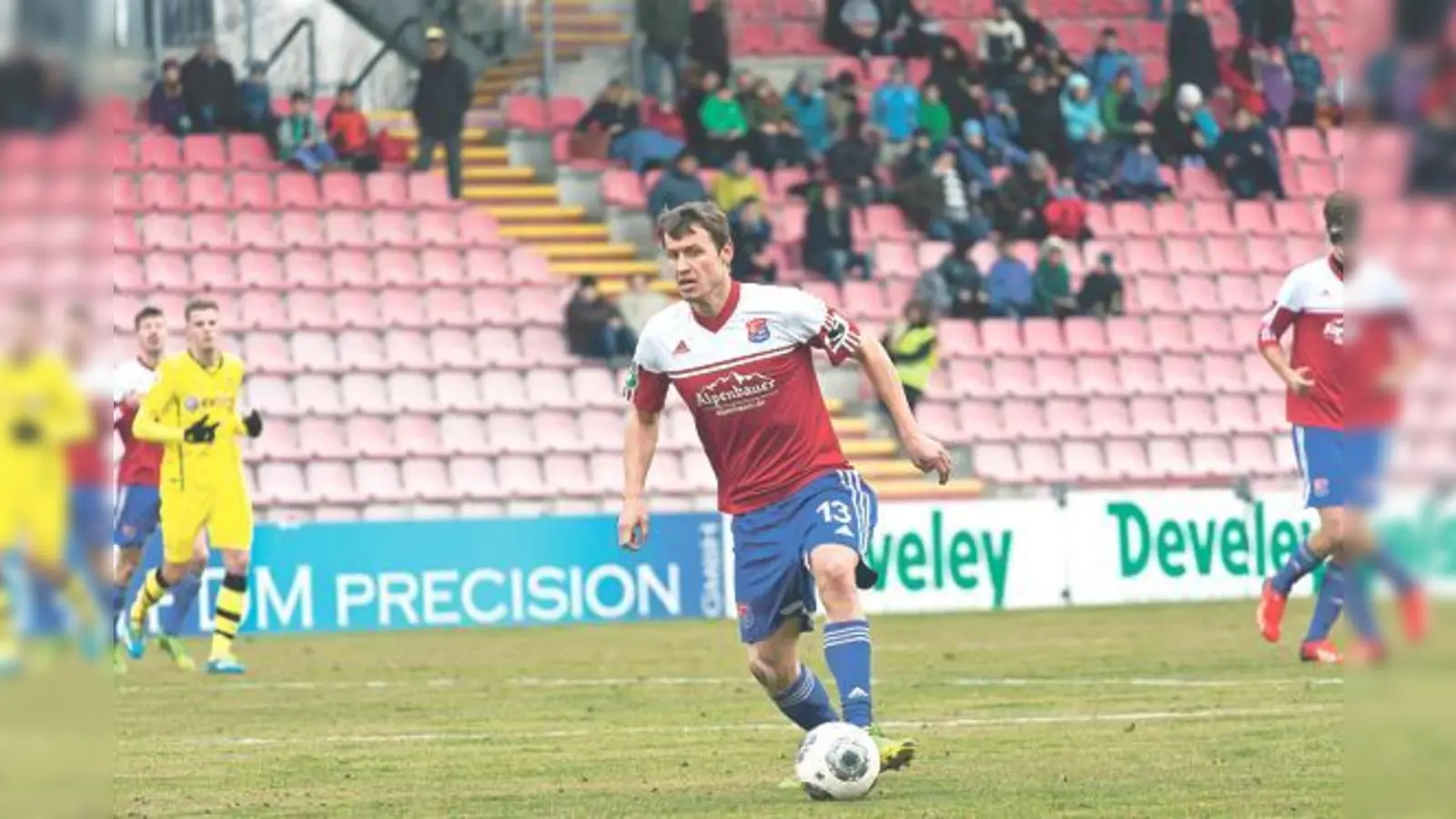 Am Samstag der Hachinger Pechvogel: Linksverteidiger Benjamin Schwarz traf beim Spiel in Darmstadt per Kopf ins eigene Tor.	 (Foto: Stefan Kukral)