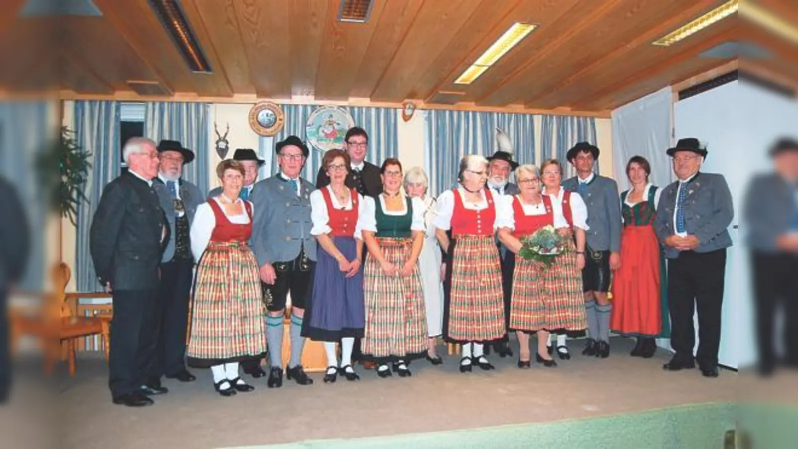 Landrat Martin Bayerstorfer (hinten) mit den Geehrten des Edwelweiß-Stamms Erding.	 (Foto: Verein)