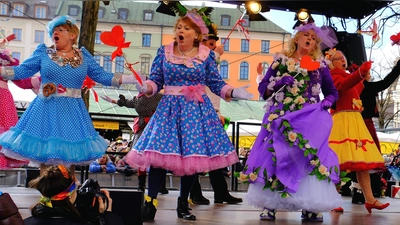 Der Tanz der Marktweiber geht dieses Jahr um 18 Uhr los. Die Darbietung ist der traditionelle Höhepunkt des Münchner Straßenfaschings. (Foto: Robert Bösl)