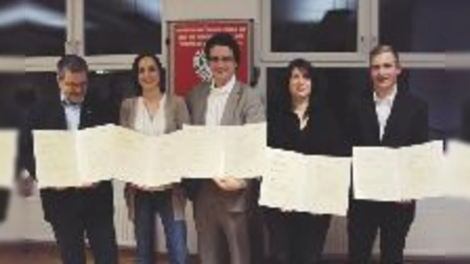 Thomas Frimmer, Corinna Mauermayer, Gabriel Bücherl, Katja Glassl und Frederik Fischer (v. l.) mit den München dankt-Urkunden.	 (Foto: BRK)