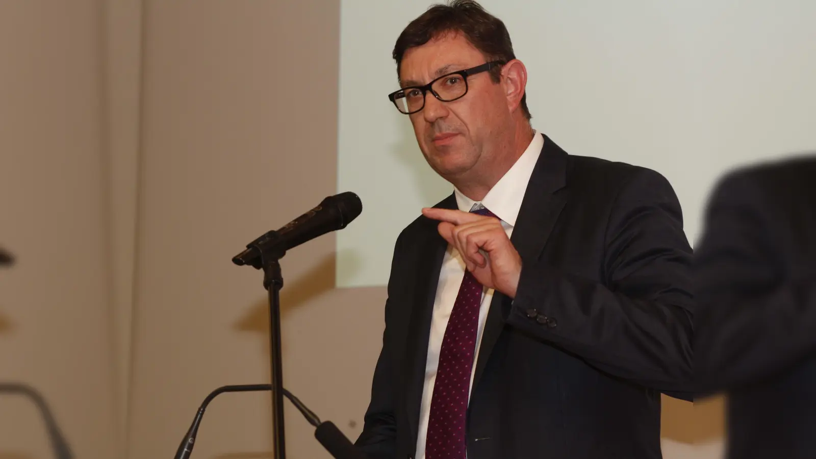 Will die Kinderheilkunde in den Landkreis holen: Landrat Martin Bayerstorfer, hier bei der Bürgerversammlung in Oberding. (Foto: kw )