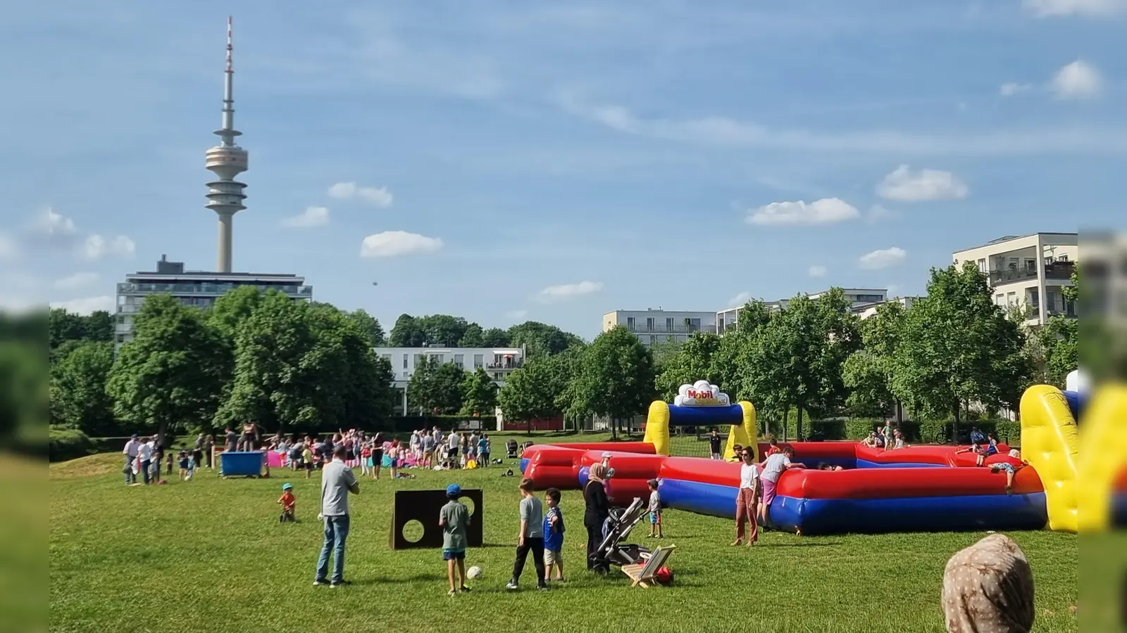 Das Angebot der Nachbarschaftstreffs in München ist vielfältig: Es reicht von Beratungen bis hin zu Outdoor-Veranstaltungen für Groß und Klein.  (Foto: © Ackermannbogen e.V.)