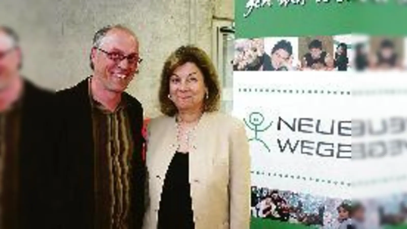 »Mangelware Pflegefamilie  ein Deutsches Phänomen«: Roger Scharlach-Stahl von Neue Wege und Referentin Dr. Carole Gammer.  (Foto: gf)