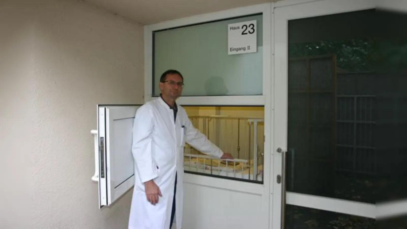 Dr. Armin Grübl zeigt die Babyklappe des Klinikums Schwabing, die es Müttern ermöglichen soll, ihren Säugling nach einer ungewollten Schwangerschaft anonym abzugeben.  (Foto: sm)
