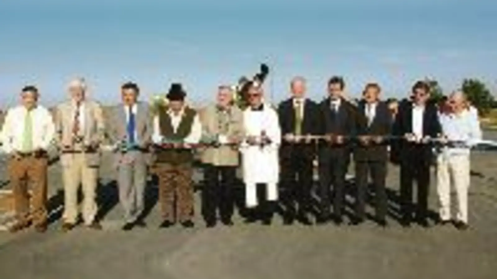 Freie Fahrt für Aschheims Bürger: Bürgermeister Helmut Englmann eröffnet mit Baubeteiligten und örtlicher Prominenz den Kreisverkehr zwischen Eichendorff- und Staatsstraße.	  (Foto: ba)