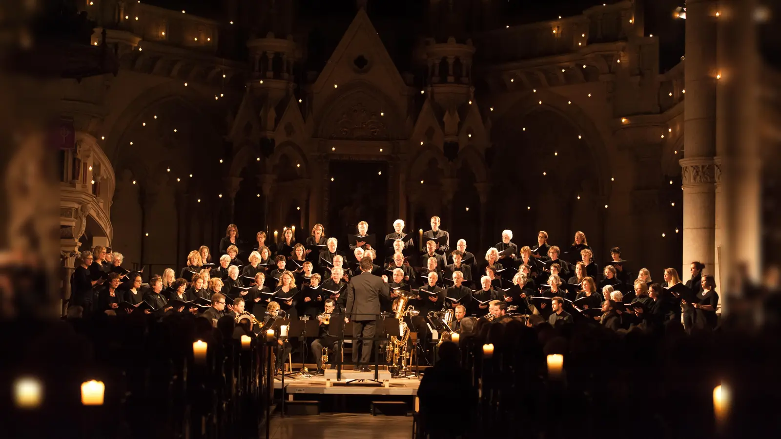Zum letzten Mal vor der Sanierung erstrahlt die Lukaskirche im Licht von 1000 Kerzen. Der Lukas-Chor wird ein neues Weihnachtsoratorium aufführen. (F.: ©avisio, Uta Kellermann)