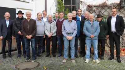 Vorstand Ulrich Zeiler (hinten rechts) mit den geehrten Mitgliedern, rechts Hauptgeschäftsstellenleiter Sebastian Mertl, links Robert Mair, letzte Reihe: Martin Scheitler und Josef Kaspar. (Foto: VR Bank)
