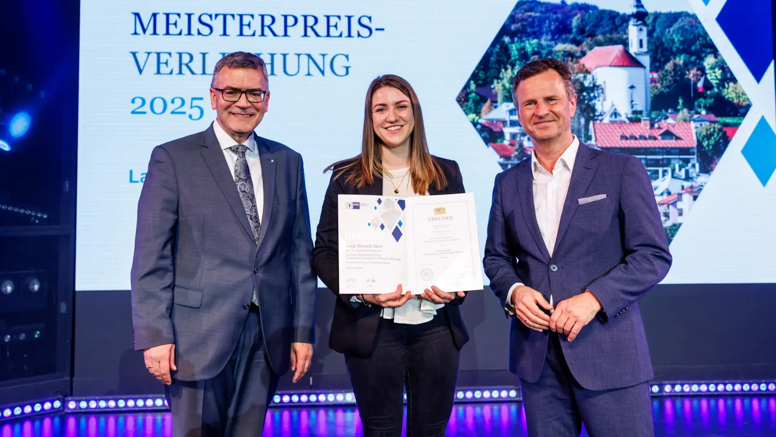 Freude bei der Meisterpreisfeier (v.l.): Staatsminister Florian Herrmann, Sonja Manuela Mörtl und Manfred Gößl, Hauptgeschäftsführer der IHK für München und Oberbayern.  (Foto: Matthias Balk/IHK für München und Oberbayern)