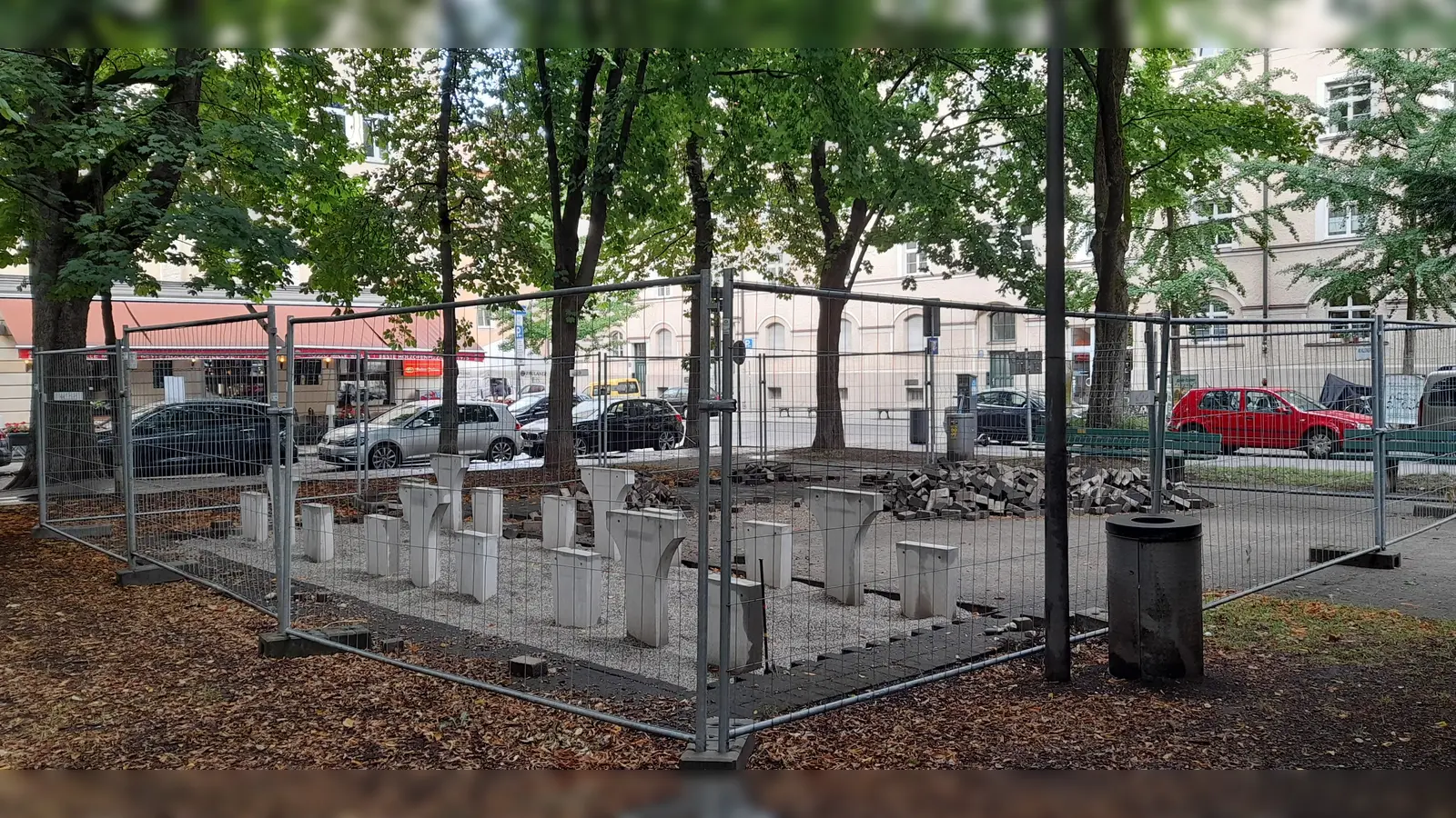 Am Gollierplatz werden derzeit die neuen Tische und Sitze aus Stein aufgestellt. (Foto: kö)