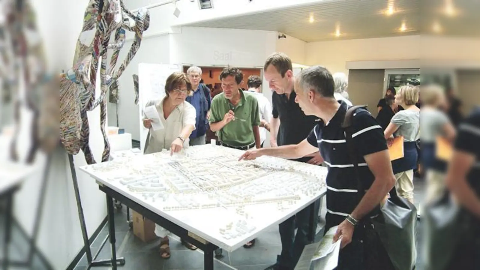 Viel Diskussionsstoff gab es rund um das Modell des künftigen Prinz-Eugen-Parks in Englschalking.	 (Foto: ikb)