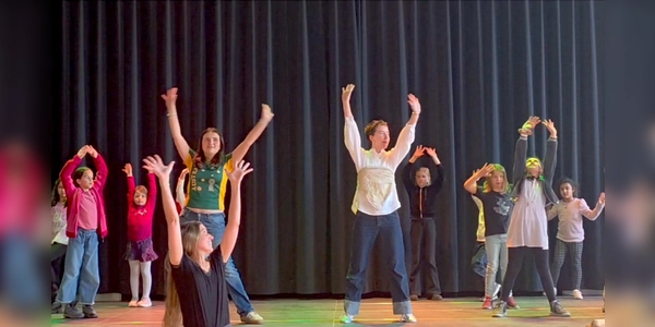Viel Spaß bei den Proben haben die Kinder und Jugendlichen aus Milbertshofen und Umgebung. Die Premiere von „Honk! – Anders als der Rest...” ist am 9. Mai.  (Foto: Kulturhaus Milbertshofen)