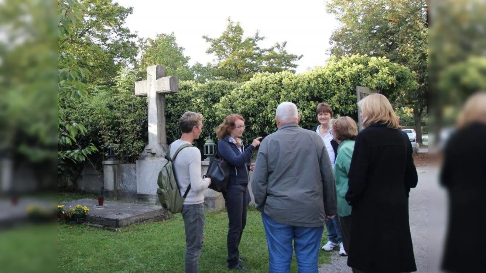 Gleich am Eingang stehen die Grabsteine des ehemaligen Familiengrabes der Familie Manzinger. An dieser prominenten Stelle mit schöner Anlage ließe sich ein Bereich mit geschichtsträchtigen Grabsteinen von aufgelösten Gräbern einrichten, meinen die Lokalpolitiker. Die Stadtverwaltung soll dies nun auf Machbarkeit prüfen. V.l. die Mitglieder des Unterausschusses Kultur Klement Bezdeka, Maria Osterhuber-Völkl, Lorenz Strohmeir, Sigrid Kaschuba und Constanze Söllner-Schaar. (Foto: us)