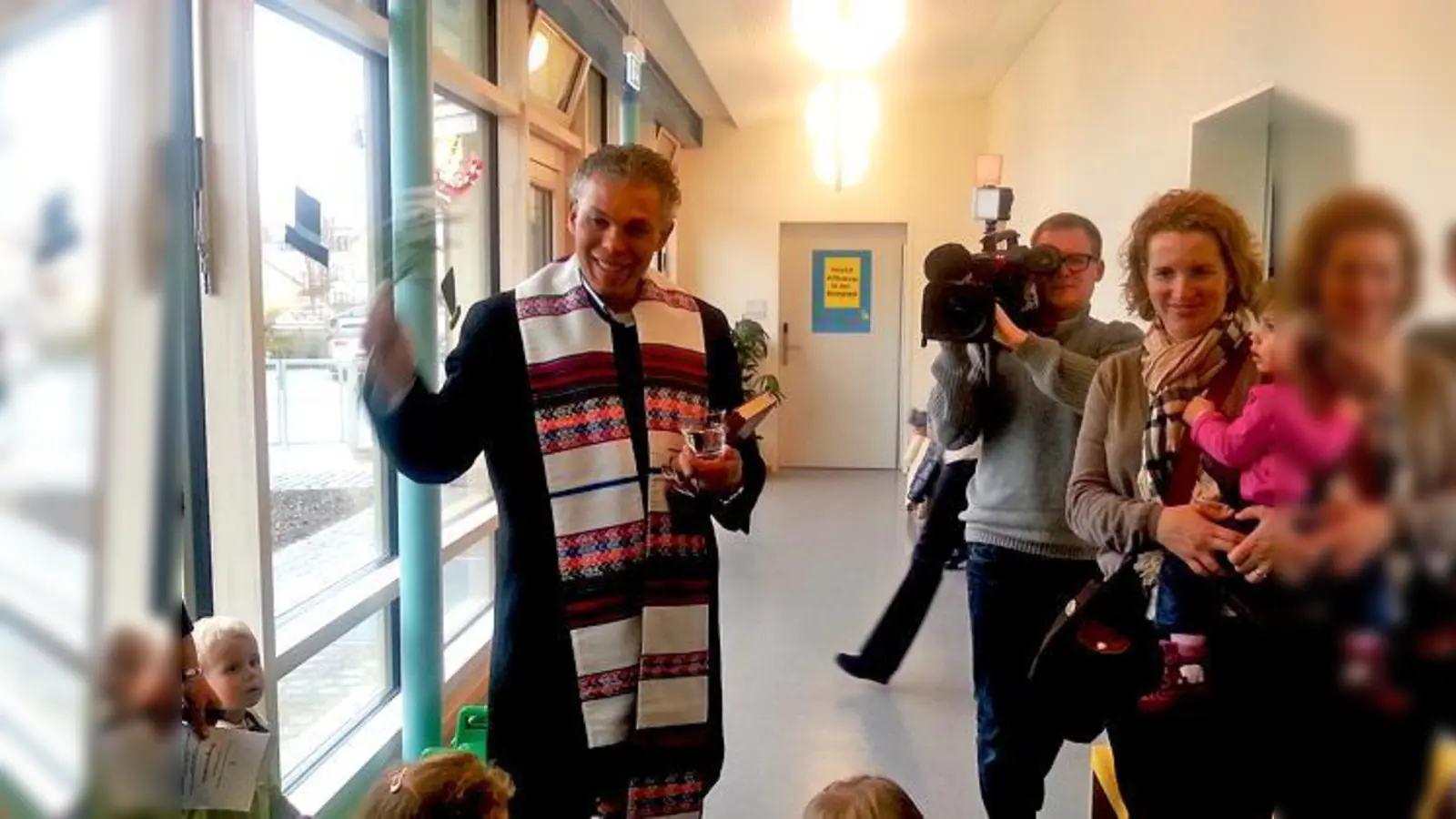 Pfarrer Valderrama Erazo weihte den Anbau der  Krippe in der Watzmannstraße.	 (Foto: Gemeinde)