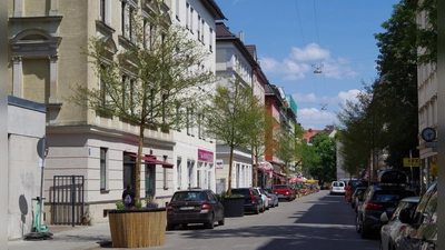 Im Westend wird demnächst das Konzept „Nachbarschaftsviertel“ durchgeführt. Erkenntnisse aus vormaligen Aktionen wie etwa, als 2024 Pflanz- und Baumtröge in der Kazmairstraße aufgestellt wurden, fließen darin ein. (Archivbild: kö)