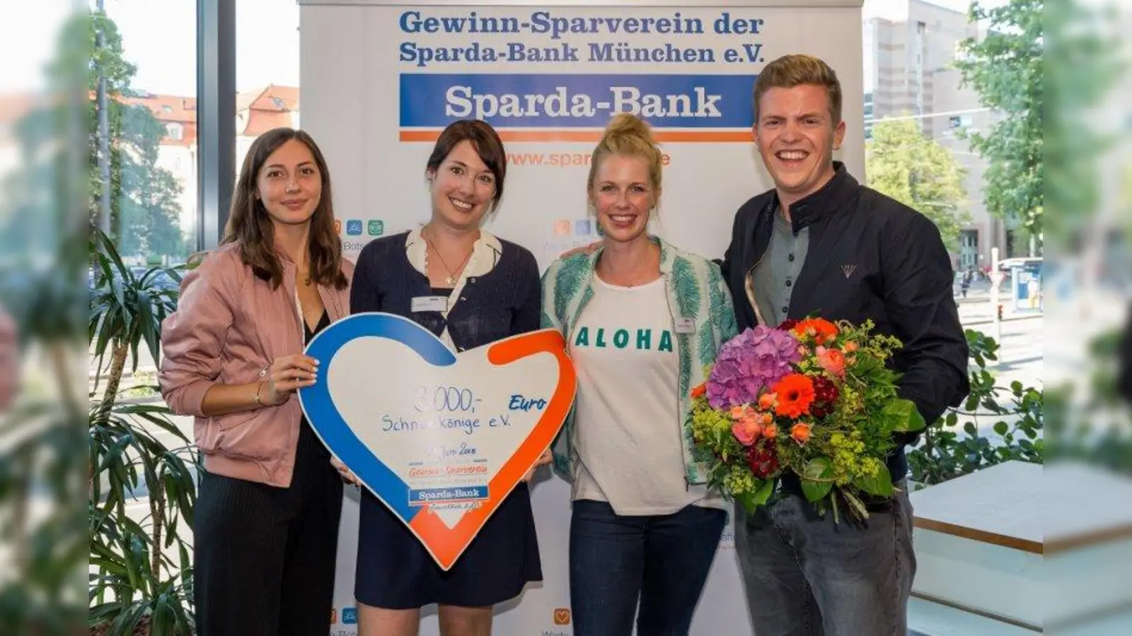 Freude bei der Scheckübergabe (von links): Pia Clemente (Schneekönige e.V.), Cornelia Pagel (Schneekönige e.V.), Christine Eixenberger (Kabarettistin und Jury-Mitglied) sowie Ferdinand Hofer (Schauspieler und Jury-Mitglied). (Foto: Johann Miedl)
