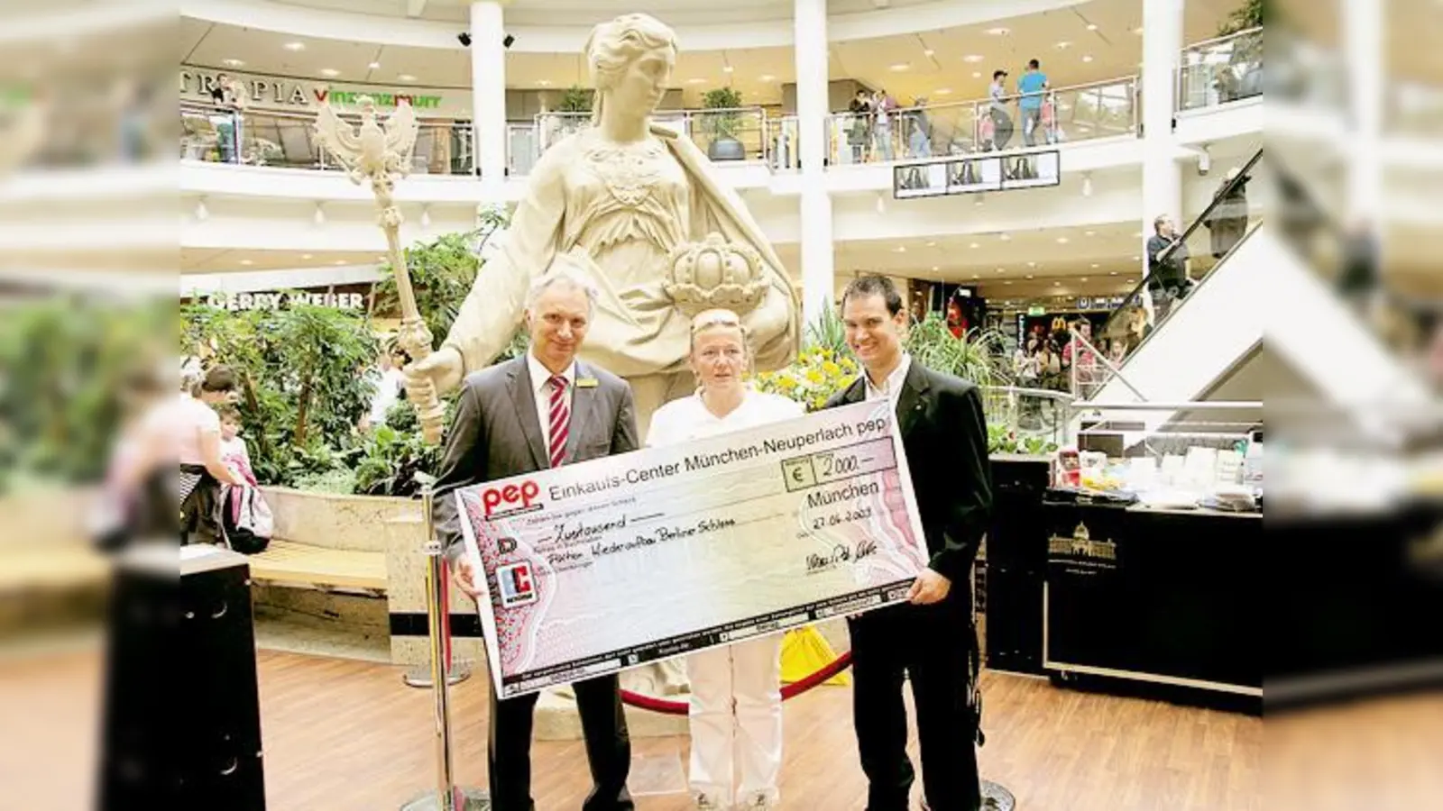 Von  (Foto: Der stellvertretende pep Center-Manager Klaus-Peter Katte überreichte der Bildhauerin Liane Wloch und Marc Schnurbus vom Förderverein Wiederaufbau Berliner Schloss einen Scheck in Höhe von 2.000 Euro.)