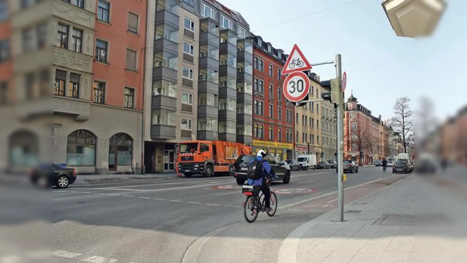 Die Einführung des Tempolimits in der Rosenheimer Straße nördlich der Bahn hat die Risiken für Radfahrer offenbar reduziert  aber noch nicht beseitigt. 	 (Foto: js)