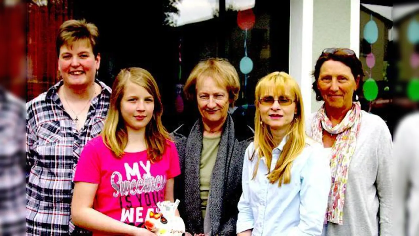 Ramona und Anke Risi (links) und Sonja Aigner (4. v. li.) übergeben den Erlös an Hildegard Springer und Hannelore Rhode (rechts).	 (Foto: VA)