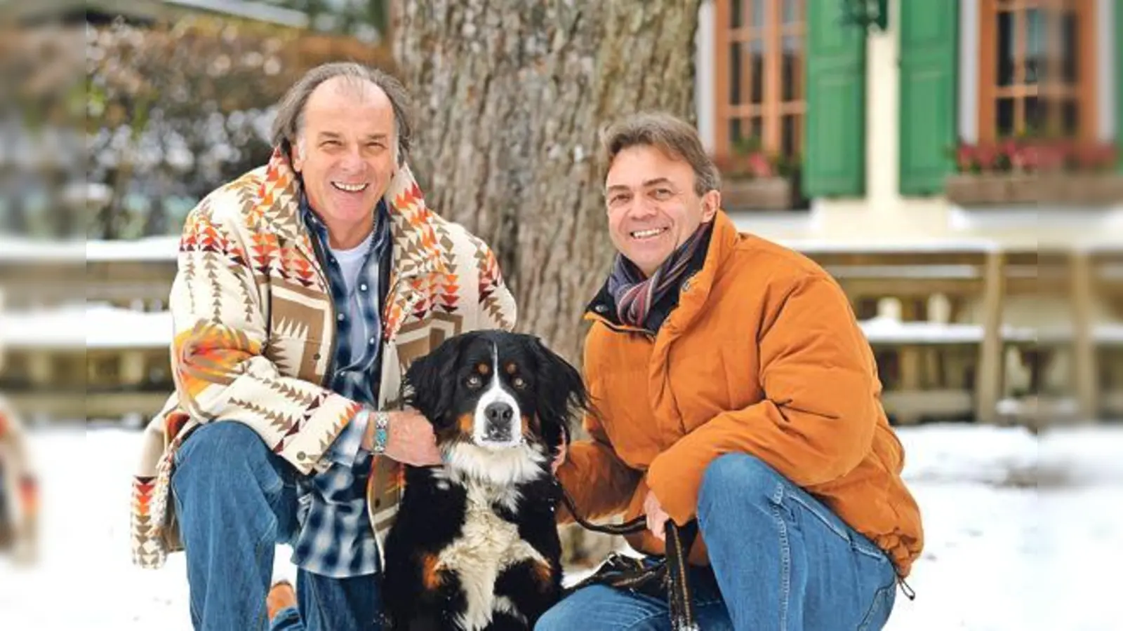 Eine von den zahlreichen Stiftungen, die sich beim Münchner Stiftungsfrühling präsentieren: Hunde helfen heilen, hier vertreten durch den Begründer, Helmut Lindner (r.) und den bayerischen Schauspieler Wolfgang Fierek. 	 (Foto: Schunk)
