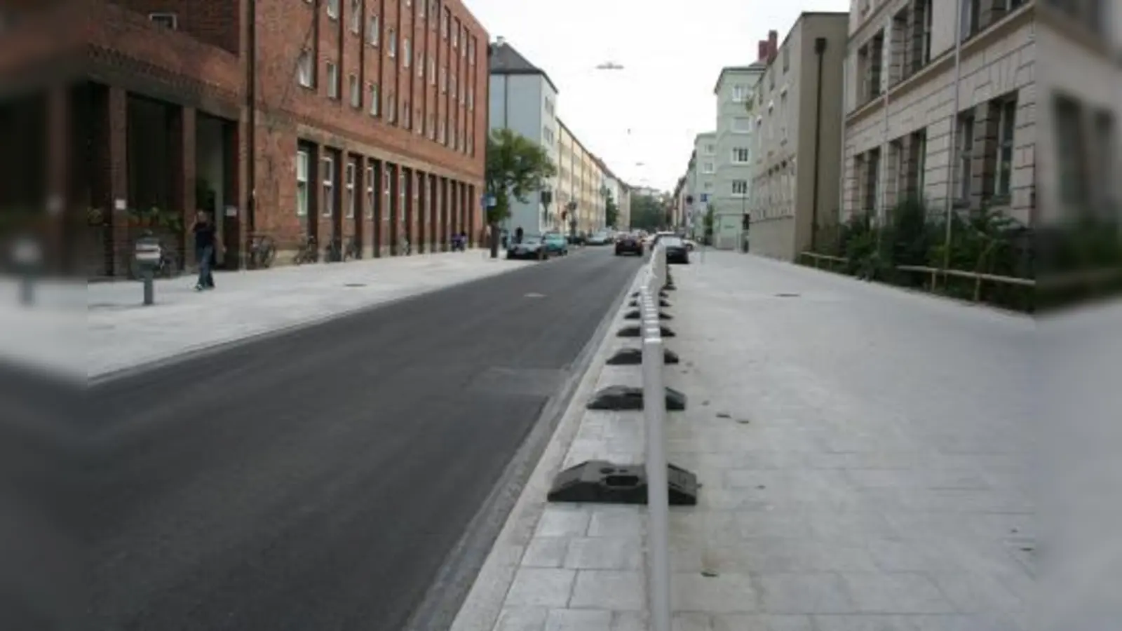 Viel Platz für Fußgänger gibt es in der neu gestalteten Bergmannstraße vor der Bergmannschule und dem Ledigenheim. (Foto: tg)