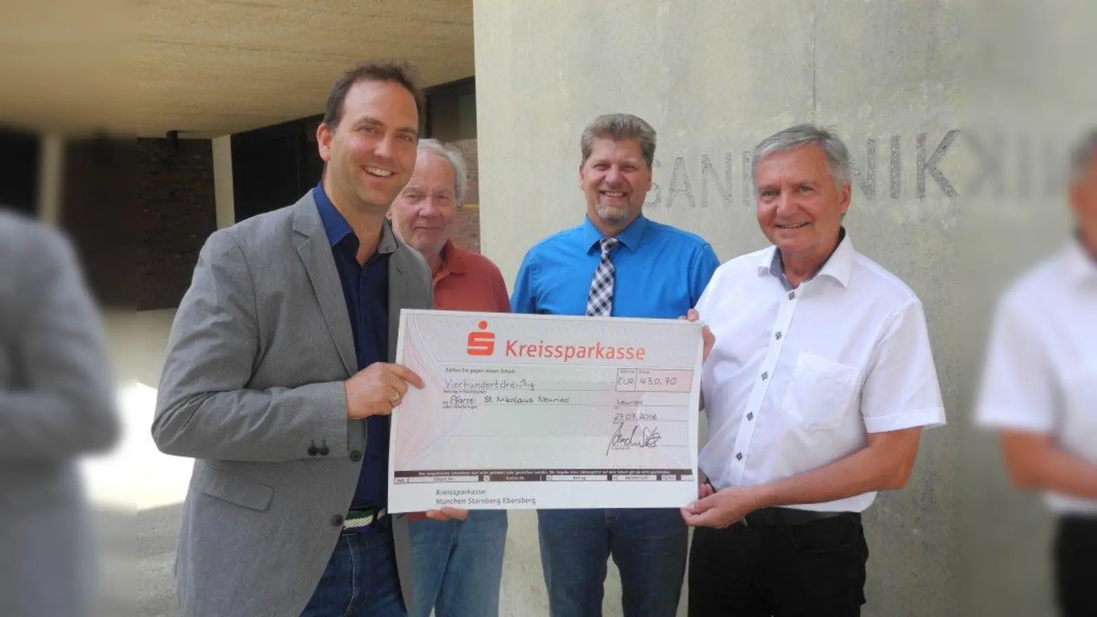 Hoffen, dass die Renovierung der Dorfkirche vorangeht (von links): Anselm Sibig, Gerd Richter, 1. Bürgermeister Harald Zipfel sowie Pfarrer Wieslaw Poradzisz. (Foto: Gemeinde Neuried)