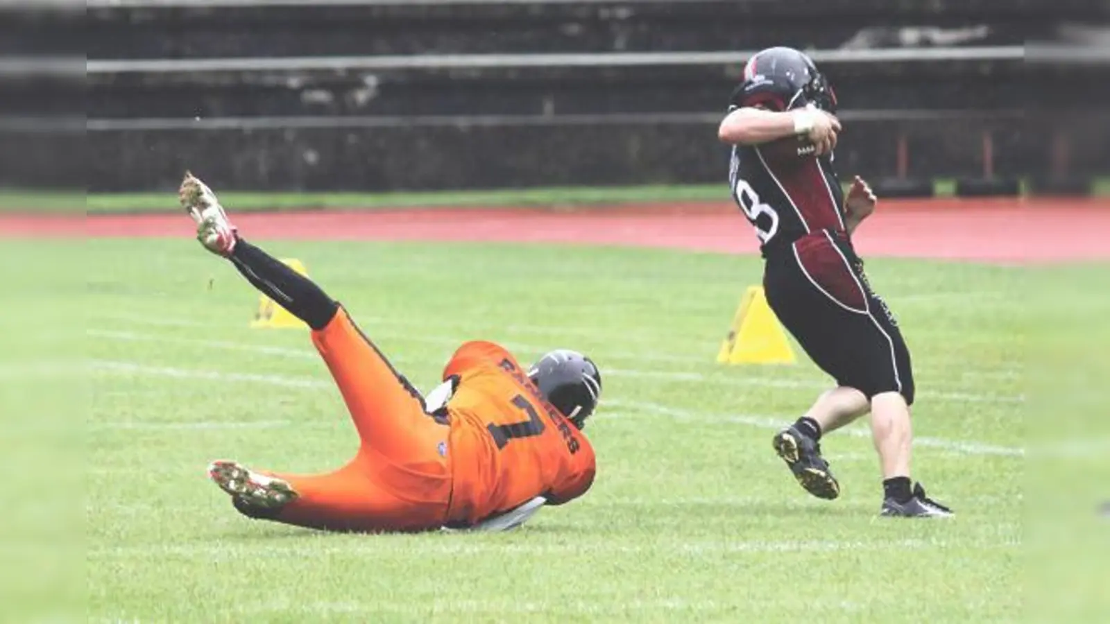 Hinterhergeflogen. Die Rangers (hier eine Spielszene gegen Burghausen) schieden im Playoff-Halbfinale in Königsbrunn aus.	 (Foto: Jan Lüdeke)