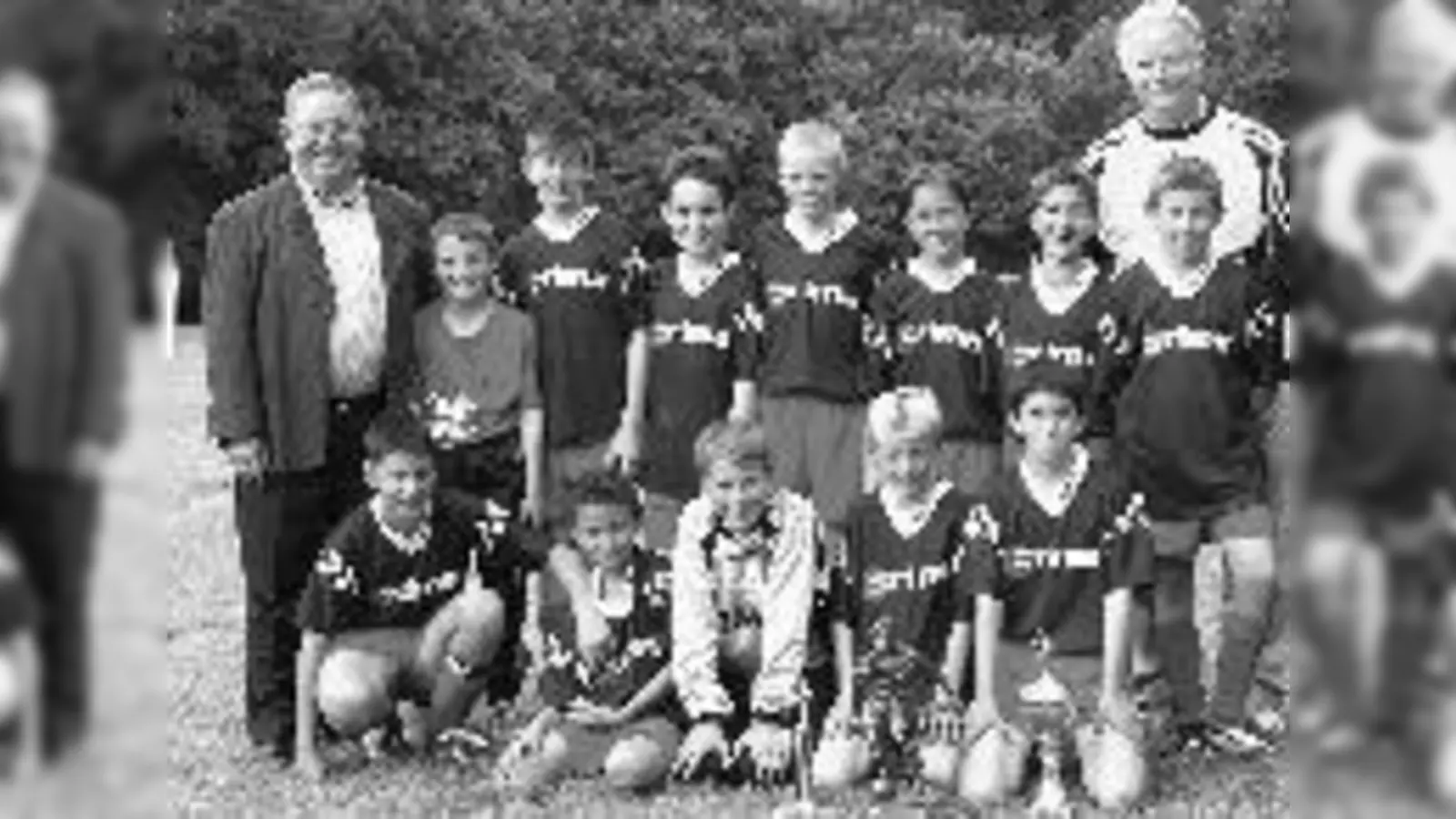 Siegermannschaft des SC 1906 (aus Giesing), mit dem Bundestagsabgeordneten Herbert Frankenhasuer und dem Organisator, Stadtrat Mario Schmidbauer.	 (Foto: G. Deppisch)