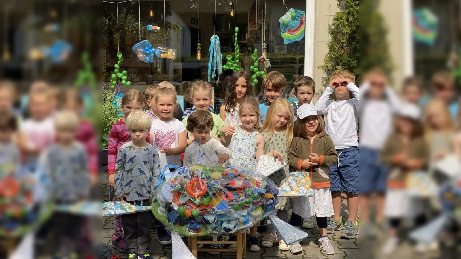 Die Kinder der Eltern-Kind-Initiative „Bärchen e.V.“ eröffneten kürzlich stolz ihre Ausstellung, bei der Sie eine große Meeresschildkröte präsentierten, die sie aus Plastik gestaltet haben. (Foto: Bärchen/ Jessica Benzing)