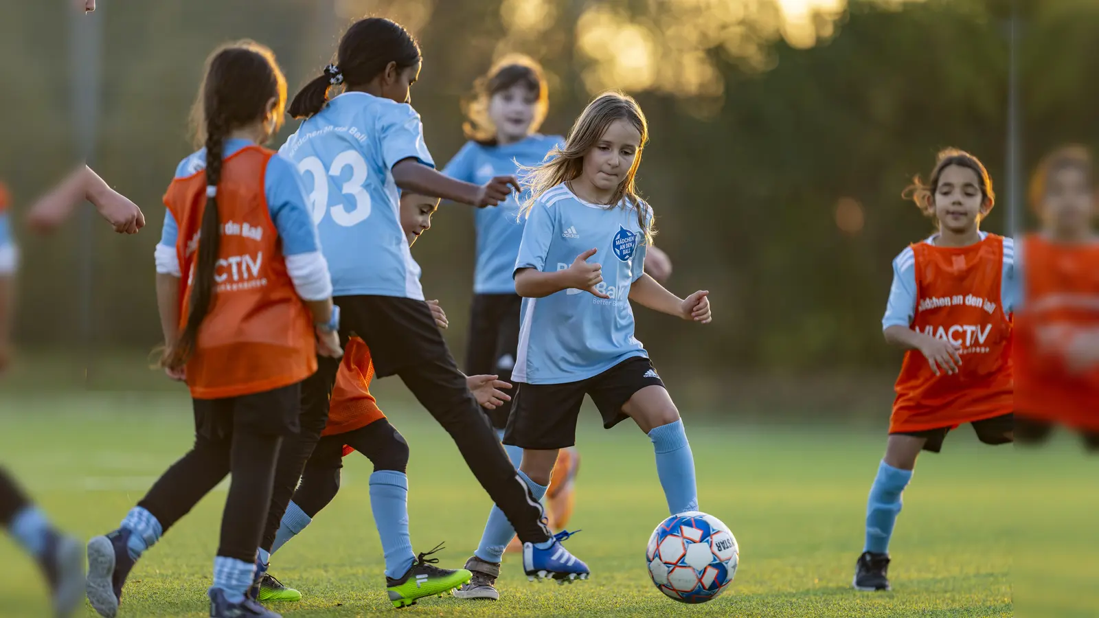 Einfach dazukommen und mitmachen: Bei „Mädchen an den Ball” ist alles ganz locker. Hier ein Bild vom Training auf dem Vereinsgelände des FC Olympia Moosach München aus dem Jahr 2024. (Foto: Biku / Bernd Feil / M.i.S.)