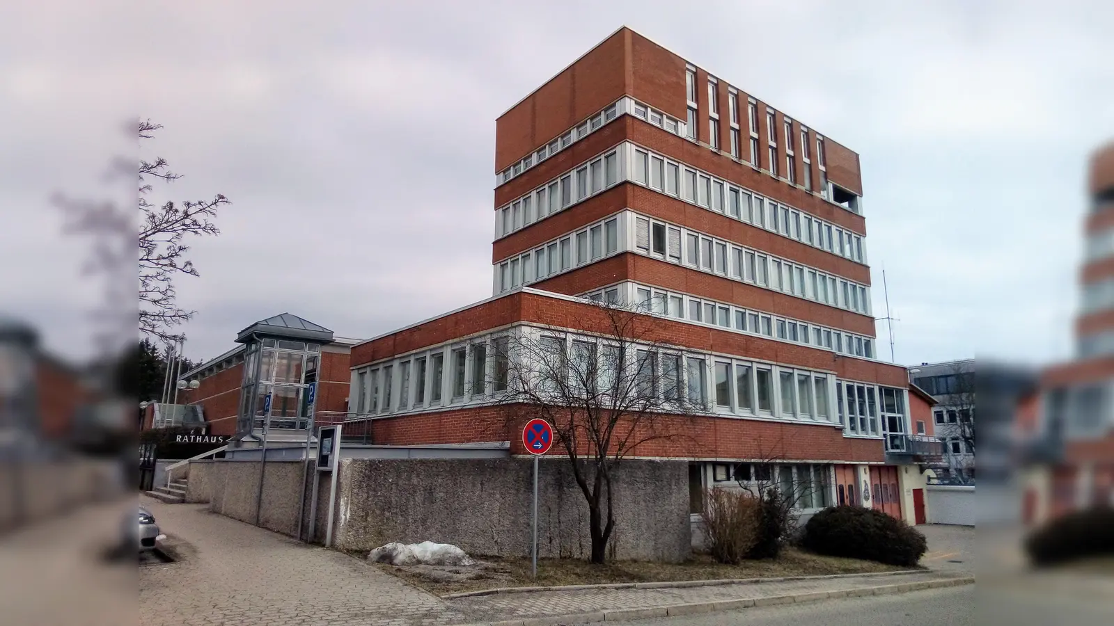 Auch das Kirchseeoner Rathaus verkündet wegen der Coronavirus-Pandemie einschneidende Maßnahmen und schränkt den Besucherverkehr ein.  (Foto: Stefan Dohl)