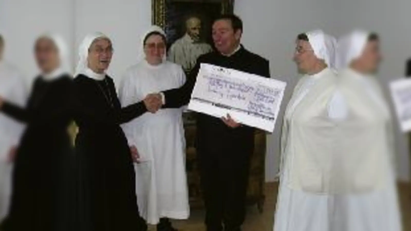Schwester M. Theodolinde überreichte Pfarrer Franz Xaver Leibiger den Scheck. 	 (Foto: Privat)