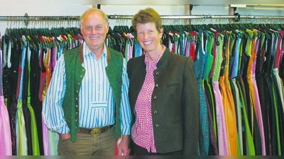 Hans und Elisabeth Birzer, Inhaber der „Wedahex” in Germering, zeigen ein Herz für die Beachvolleyballer und sponsern ein neues Netz für den Platz am Germeringer See. (Foto: rb)