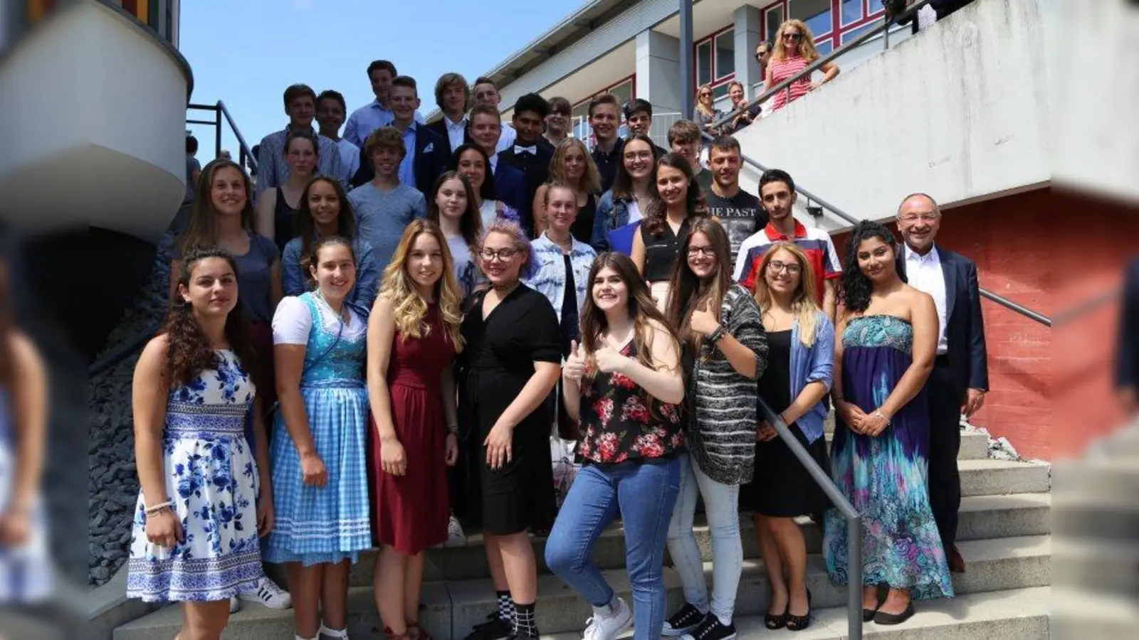 Endlich geschafft! Die Zeugnisse haben die Mittelschulabsolventen mit hervorragenden Noten abgeschlossen. (Foto: Landratsamt Starnberg)