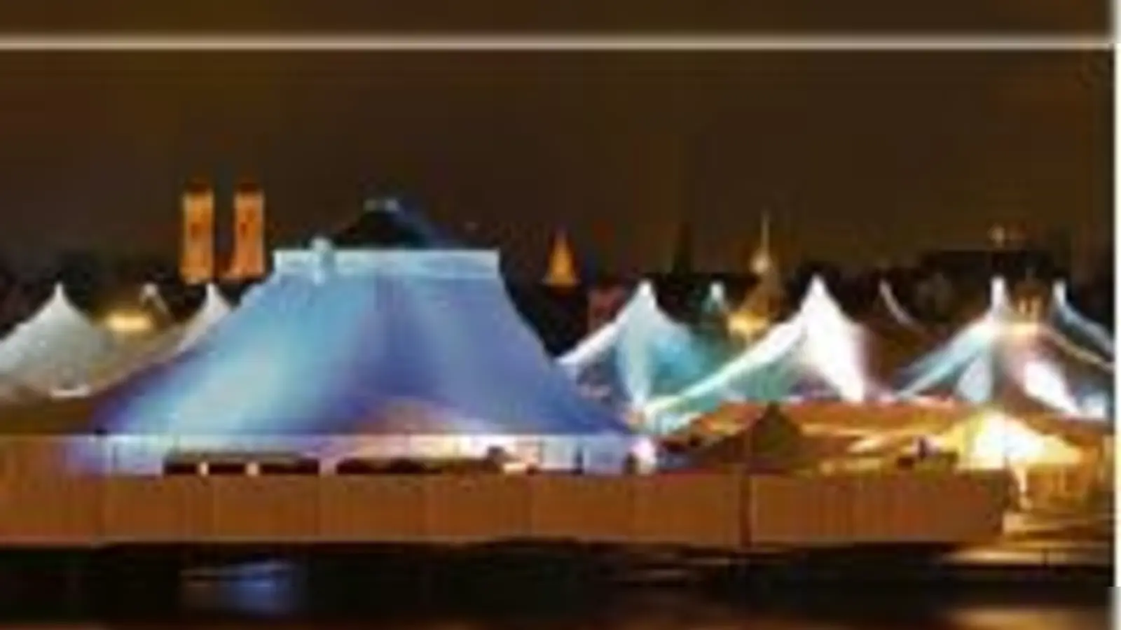 Vom 24. 11. bis 31. 12. lädt die bunte Tollwood-Zeltstadt wieder zum Bummeln ein.  (Foto: Markus Dlouhy)