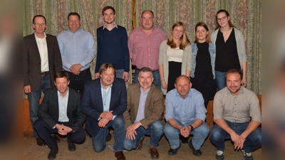 Die neu gewählte Vorstandschaft: Heinz Lindovsky, Stefan Mühr, Max Huber, Gerald Müller, Stefanie Bauer, Sonja Sokolowski, Jessie Gerlach (stehend von links), Martin Brücklmeier, Josef Jedlitscha, Richard Ebenbeck, Christian Feirer und Matthias Stocker (kniend von links). (Foto: FSV Höhenrain)