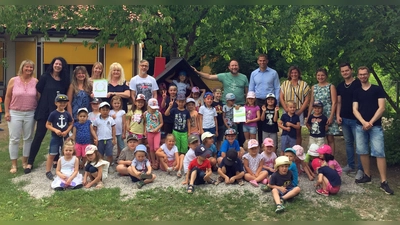 Der Kindergarten Blauland mit Leitung Hilkka Schicker (5.v.l.) freute sich über die Zertifizierung als "Haus der kleinen Forscher" mit Gästen wie Bürgermeister Maximilian Böltl (5.v.r.) und dem Elternbeirat. (Foto: IHK für München und Oberbayern)