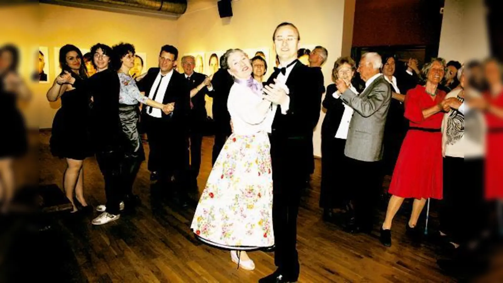 Rose Bihler Shah und Band-Mitglied Christian Gegg (Mitte) beim Tanztee in der Pasinger Fabrik. 	 (Foto: js)