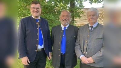 Laden zum Festkonzert ein: Der Vorstand des Männergesangsvereins Germania Aubing von links: Sebastian Kriesel, Helmut Pfundstein und Josef Fürst. (Foto: MGV Germania Aubing)