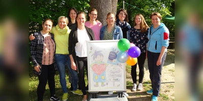 Freuen sich auf die Woche der Familienzentren (v.l.): Sanaa Maree (Ehrenamtliche), Birgit Herweg (Leiterin), Anna Backes, Janine Haberl, Ulrike Wagner, Linda Bayerl (alle Ehrenamtliche), Manuela Nachtigall (Beratung), Jessy Walter (Ehrenamtliche) und Tina Flammensböck (Leiterin). (Foto: tab)